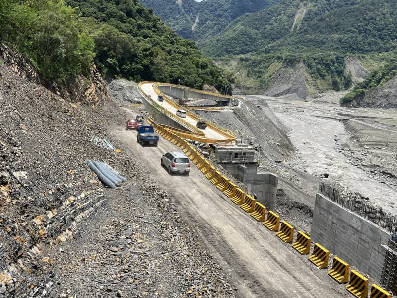 台20線南橫公路勤和至復興段河床便道因山區豪雨致道路中斷，幸公路局提前部署明霸克露橋路段備災通道，桃源區復興以上3里恢復聯外交通，14日中午開放戒護通行。（甲仙工務段提供）