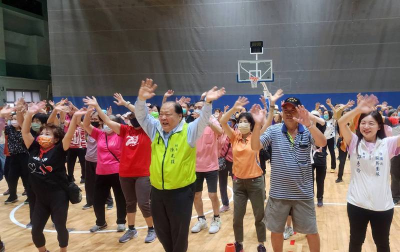 澎湖縣健康樂活運動協會14日舉辦「三代同堂運動趣 銀向健康動起來」活動，縣長陳光復（前排左2，黃背心）出席，與民眾一同暖身