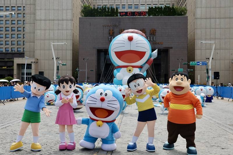 「100%哆啦A夢&FRIENDS巡迴特展 台北站」28日將在華山1914文化創意產業園區登場，14日在台北市市民廣場搶先舉辦快閃活動，哆啦A夢、大雄、靜香、胖虎與小夫也驚喜同框現身