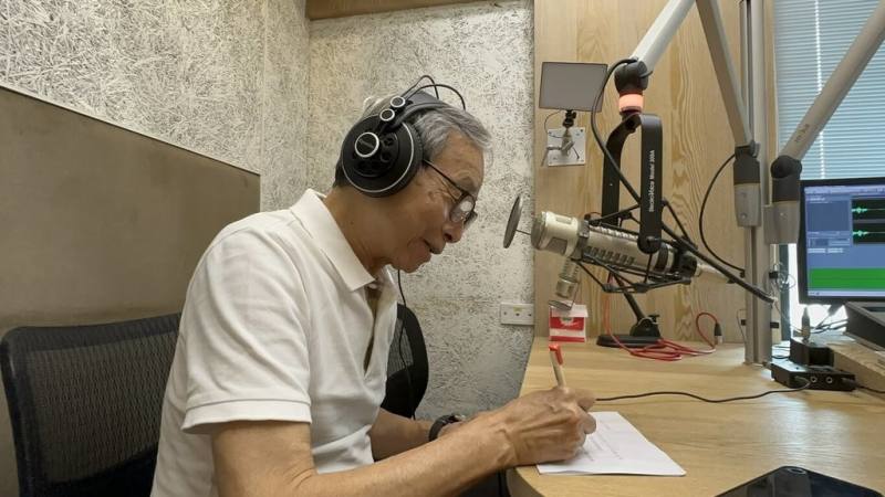 導演吳念真（圖）為日本藝術家奈良美智「跟著朦朧潮濕的一天去金瓜石」巡展錄製宣傳口播，以在地人身分邀請民眾到金瓜石欣賞奈良美智的藝術。（文總提供）