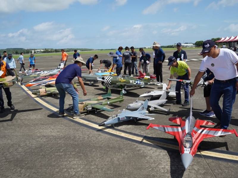 大鵬灣國家風景區管理處14日與屏東縣無人機協會合作，在恆春機場首創舉辦無人機展演活動，由於這也是首次有正規機場開放一般飛友會師，讓來自各地的參與者都相當興奮。（大鵬灣國家風景區管理處提供）