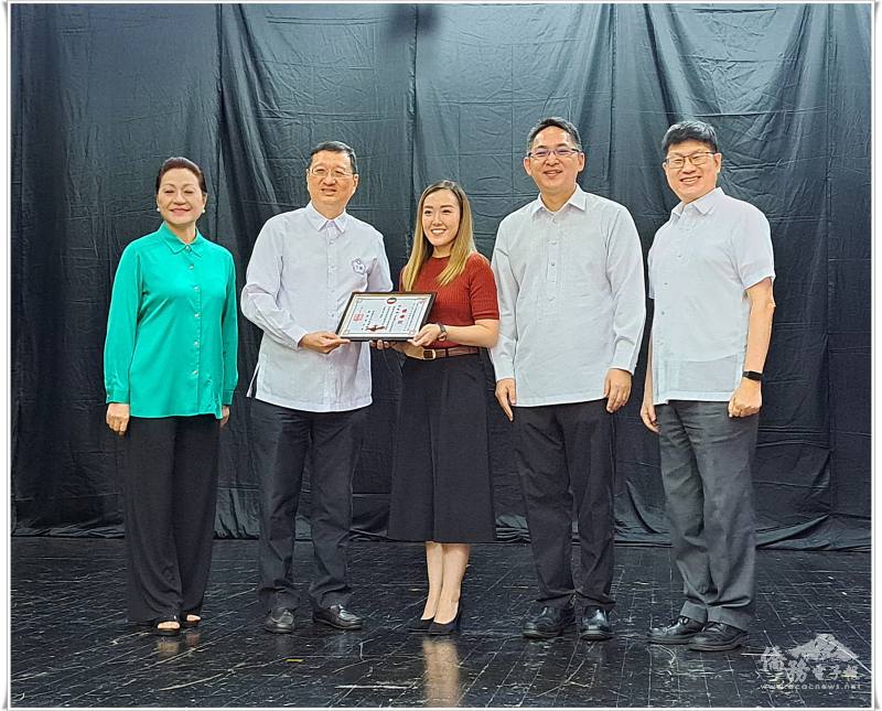文復會會長陳柏材(左2)頒發感謝狀給柯玫如老師(中)