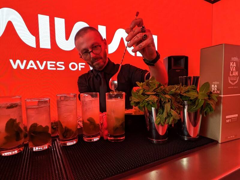 觀光署駐倫敦辦事處近日在倫敦鬧區推出台灣主題大型沉浸影音秀，12日晚間開幕式提供台灣主題調酒，運用的台灣元素包括噶瑪蘭威士忌、烏龍茶糖漿、荔枝果汁。