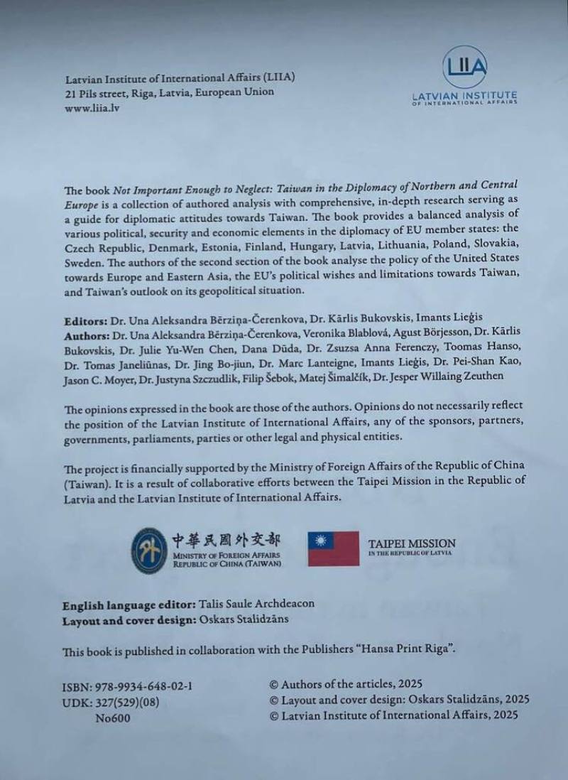 「台灣重要性不容忽視」專書內頁印製台灣國旗及外交部中英文全名與部徽，彰顯台灣作為主權國家的事實。（駐拉脫維亞代表處提供）