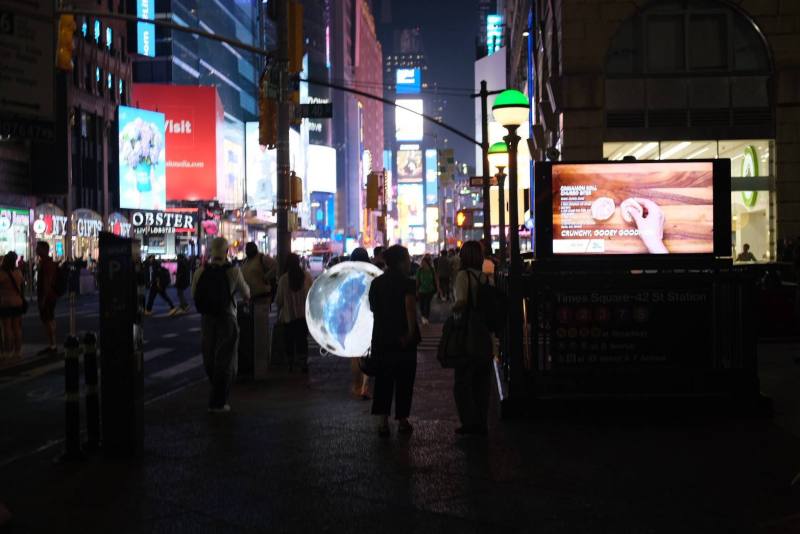 《Taiwan, on the Moon》藝術活動，這次到紐約時代廣場快閃演出。圖：吳觀亞 Kuan-Ya Wu