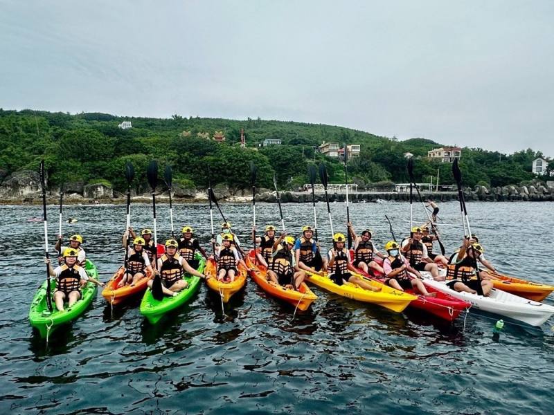 在汗水與海水的交織下，學生們成功合力完成水上活動初體驗挑戰