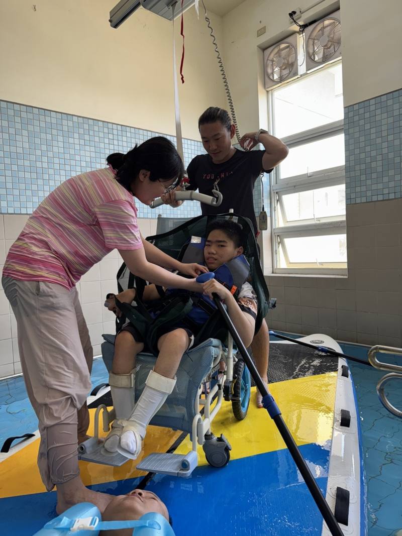 極重度學生運用水療池懸吊系統體驗，及行前先行練習划槳動作