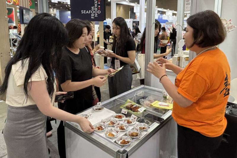 台南市政府整合4家農漁加工品企業參加2025年韓國首爾國際食品展，蒲燒鯛魚腹排試吃活動在展期大受歡迎，詢問度居高不下。（台南市農業局提供）