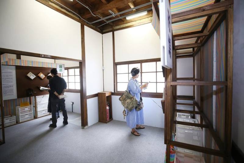 擁有百年歷史的東門派出所14日開箱，正式命名為「嘉義文學館：東門町1923」，首檔展覽「文學東市場」盼讓眾人感受文學其實並不遙遠，可以對話、交流。 （嘉義市府提供）