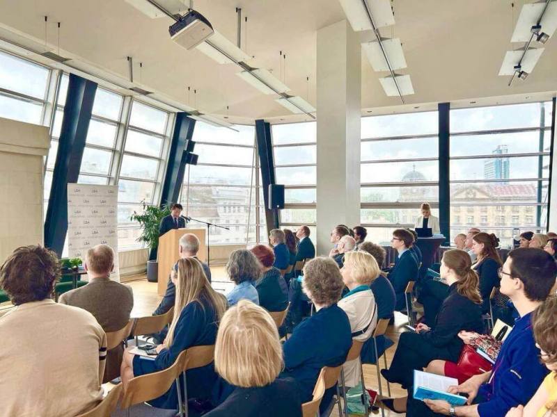 台灣駐拉脫維亞代表處與「拉脫維亞國際事務研究所」9日在里加舉辦新書「台灣重要性不容忽視」發表會，約80位政界、學界及外交人士出席，駐拉脫維亞代表李憲章發表致詞。（駐拉脫維亞代表處提供）