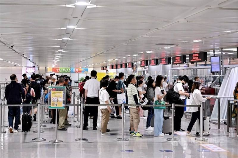 Arriving passengers line up at immigration counters at Taoyuan International Airport. CNA file photo