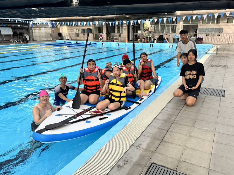 學生在行前進行多項水上活動訓練