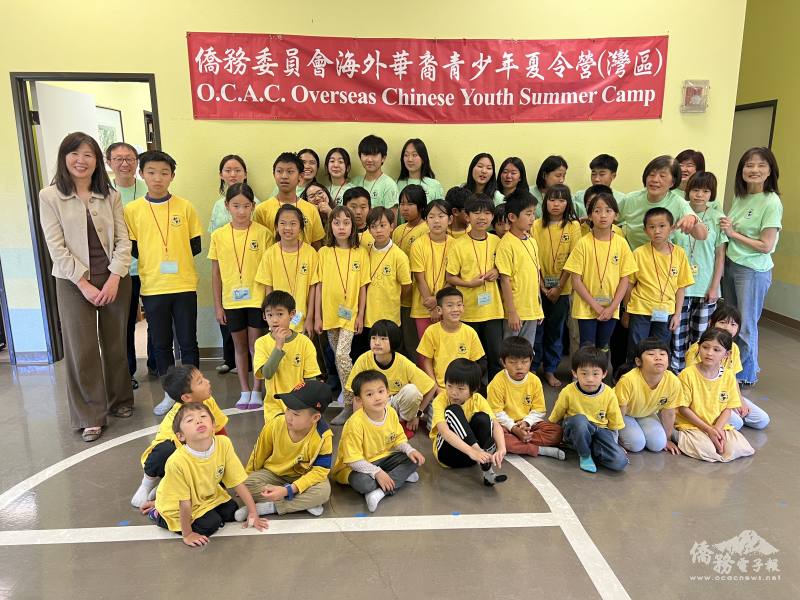夏令營學員與貴賓合影
