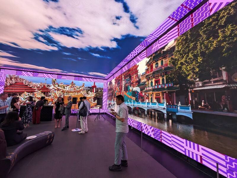 透過沉浸式影音展演空間Outernet London規模在歐洲數一數二的多螢幕環繞影像，12至13日途經倫敦鬧區地鐵站「托登罕宮路」一帶的行人，皆能駐足欣賞台灣自然和人文風光。