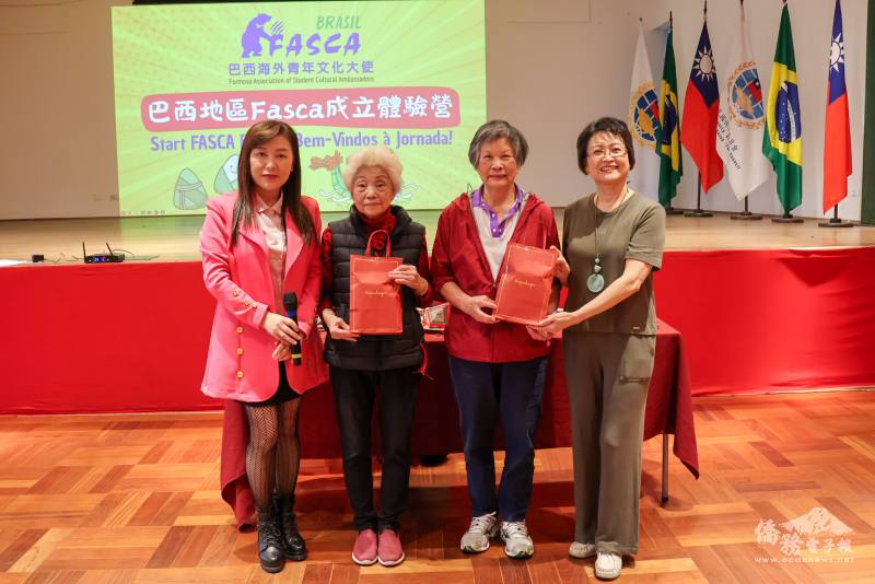 諮詢導師羅蘭芳（右一）、林奕君（左一）贈送禮品給指導老師鄒明珠（右二）、林呂千惠（左二）