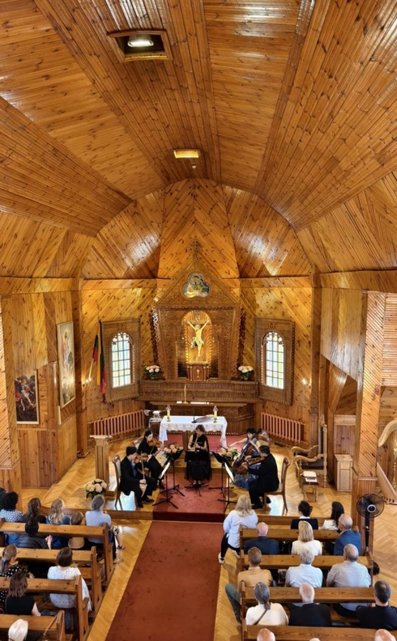 NSO國家交響樂團室內樂歐洲巡演邁入第3站，14日在立陶宛瓦雷納聖彌額爾天使天主教堂演出。
