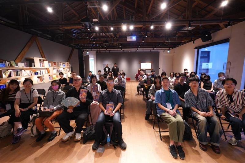 文化部15日舉辦114年度第一場「青年創作成果媒合會」，邀請（前排左起）鍾子禪、尤麗雯、呂眉均、林恕全、洪碩鴻、廖期正、謝政融、張弘政，以及蔡宜汎（次排左）出席；另有許境洛線上參與，10位創作者展現青年豐沛的創作能量。