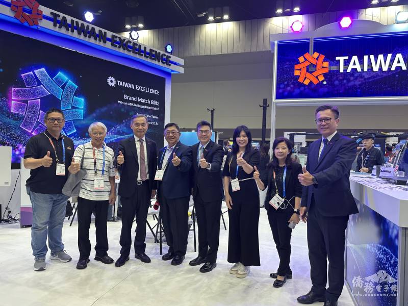 駐邁阿密辦事處處長周啟宇偕多位僑領、貴賓參觀InfoComm 2025