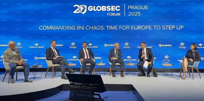 外交部政務次長陳明祺（右二）與其他與談人共同討論如何因應安全威脅，包括：捷克參議院外交、國防與安全事務委員會主席Pavel Fischer（右三）、烏克蘭國會國家安全、國防與情報委員會副主席Yehor Cherniev（左三）、愛沙尼亞國會國防委員會成員Raimond Kaljulaid（左二）、烏克蘭前國防部長Oleksii Reznikov（左一）