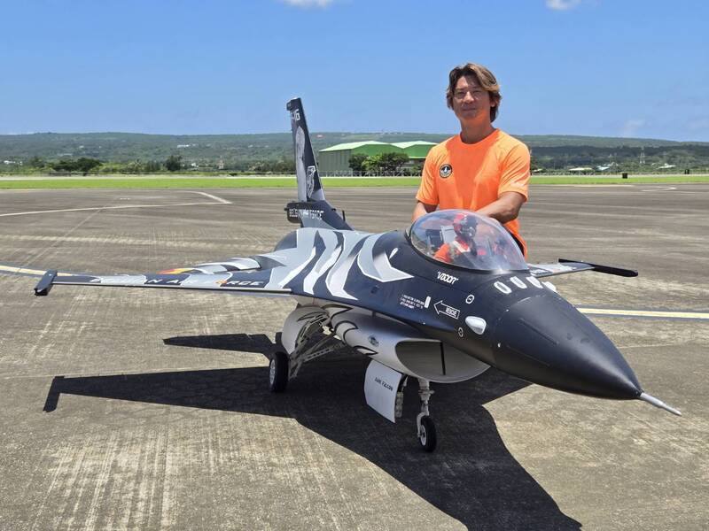 大鵬灣國家風景區管理處與屏東縣無人機協會攜手，14日在恆春機場舉辦無人機展演活動，新北市高程遙控航空模型協會理事長陳宏洋（圖）也到場共襄盛舉，特別帶來一架擬真F-16。