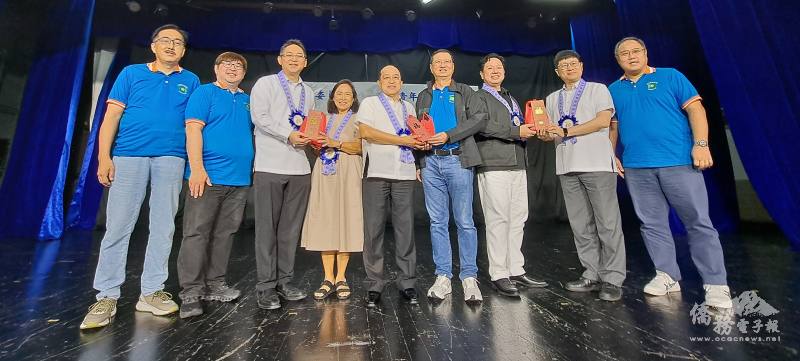 主辦單位致贈禮品給評審老師柯美琪(左4)、李永萬(左5)及蘇泰州(右3)