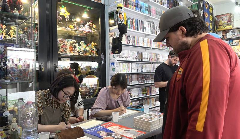 台灣漫畫家「顆粒」（坐姿者左）、LONLON（坐姿者右）近日首度到義大利舉辦巡迴簽名會，14日在羅馬一家書店舉行簽書會，許多義大利讀者專程前來。