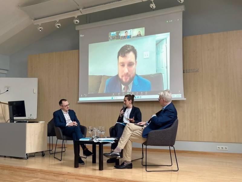 「台灣重要性不容忽視」新書發表會於13日在維爾紐斯大學舉行，邀請維爾紐斯大學國際關係及政治科學研究所教授亞尼柳納斯（Tomas Janeliunas）（左）、LIIA研究員杜達（中）以及LIIA美國籍研究員莫爾（Jason C. Moyer）視訊加入演講與交流。（駐拉脫維亞代表處提供）