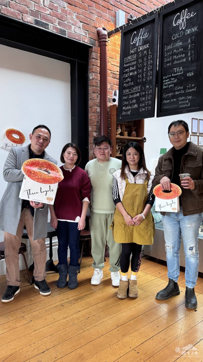 朱瀚任(左1)與吳佶霖(右1)行動力挺支持新會員Three Bagels的卓心怡(左2)及創業夥伴