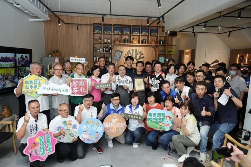 新北市長侯友宜（2排左6）15日主持新北市首座農創所「有種茶 UChung」開幕活動，民進黨立委蘇巧慧（2排左4）、國民黨立委羅明才（2排左8）等出席。（新北市政府農業局提供）