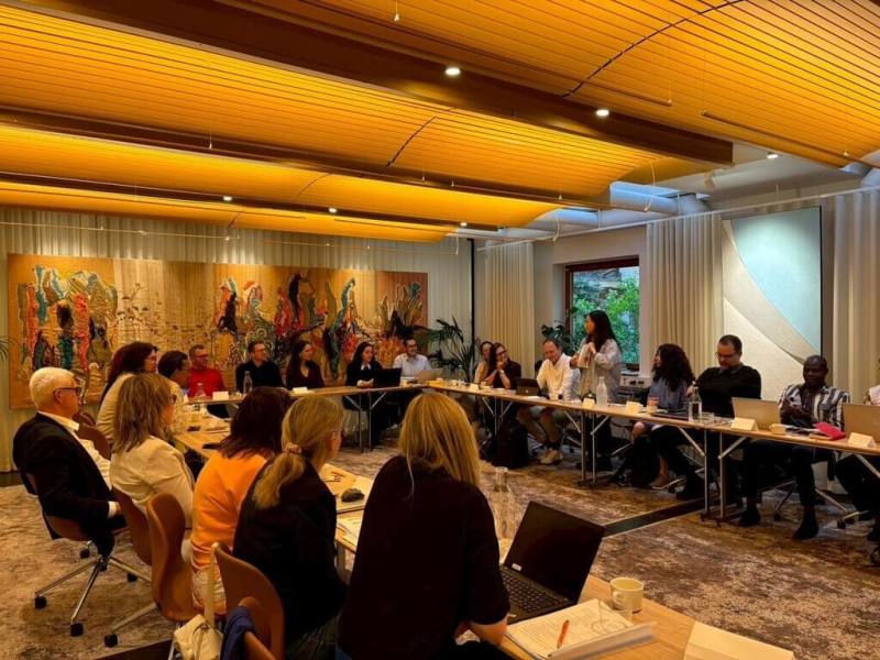 國際責信監督聯盟組織（CMW）2025年大會5月9日於瑞典斯德哥爾摩召開。台灣公益團體自律聯盟副秘書長孫天牧（站立者）認為，台灣在國際公民社會限縮下，有機會發展軟實力。（台灣公益團體自律聯盟提供）