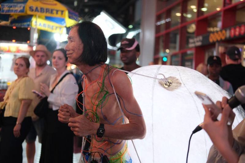 跨領域藝術家楊金池13日晚上在紐約時代廣場即興演出一場名為《Taiwan, on the Moon?》的行為藝術表演。圖：吳觀亞 Kuan-Ya Wu