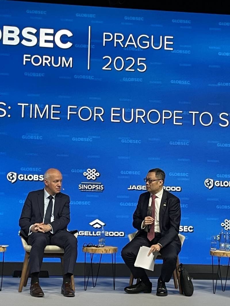 外交部政務次長陳明祺（右）在座談中回應在場觀眾的提問。