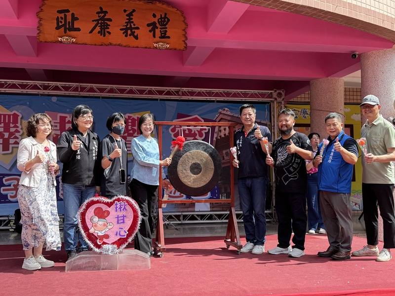 雲林縣「虎尾驛起響愛公益園遊會」邁入第12年，45個愛心攤位14日熱情響應，雲林縣副縣長謝淑亞（左4）出席並敲下愛心鑼，為活動拉開序幕。