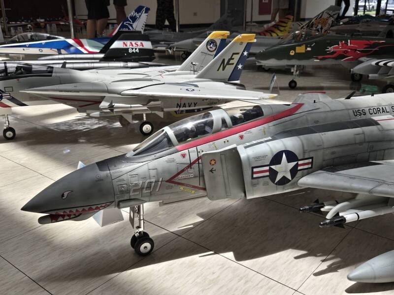 屏東縣恆春機場14日舉辦「無人機展演活動」，首次讓一般飛友使用恆春機場空域，除了室外飛行展演外，室內還有無人機產業展、擬真飛機展示區（圖）等。