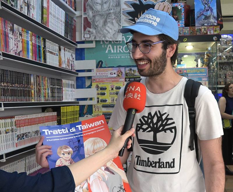 台灣漫畫家柯宥希（顆粒）、LONLON近日首度到義大利舉辦巡迴簽名會，義大利讀者馬薩向中央社表示，他很喜歡台灣漫畫「小丑醫生」，也很高興透過活動認識更多台灣漫畫家。