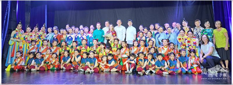 成果展圓滿落幕 貴賓與師生助教齊聚合影同賀