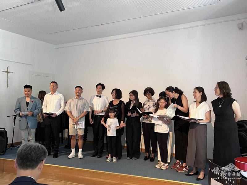 臺、菲音樂家們於節目最後，攜手共同邀會眾合唱音樂劇「真善美（The Sound of music）」中的《小白花 Edelweiß》