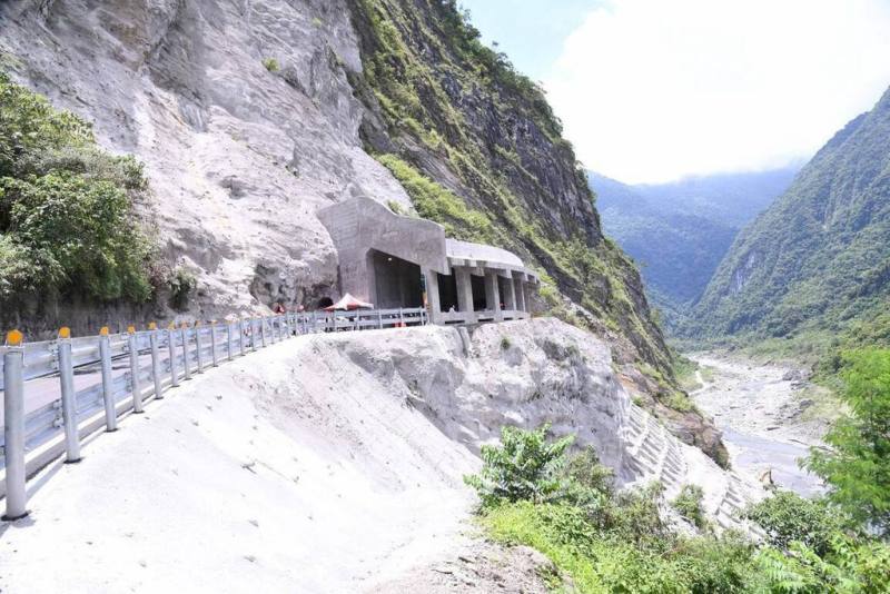 花蓮秀林鄉慕谷慕魚風景區9年前因道路崩塌封閉，112年中災復通車（圖），但至今未開放觀光；縣府16日指出，考量此區域涉及部落傳統領域，觀光遊憩依法基於部落自主，須輔導2部落完成自觀區劃定及經營管理計畫，預計年底提報中央審查。（花蓮縣政府提供）