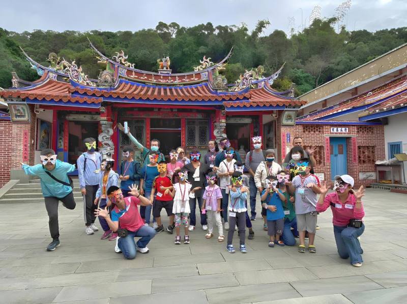 「清水岩生態環境教育中心」以清水岩古蹟與生態文化為核心，透過生動導覽及環教課程，引導學員認識在地歷史及豐富生態，進而珍惜自然資源，並付諸保育行動。