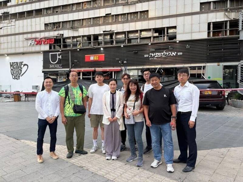 駐以色列代表李雅萍（左4）15日偕駐處職員，與準備前往約旦的台灣民眾合影。（外交部提供）