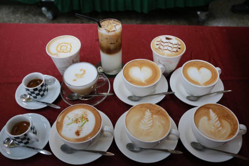 台南長榮女中培訓學生報考專業咖啡師中階認證，4名餐飲科學生挑戰在15分鐘內完成11杯成品及圖案拉花等題組考驗，通過認證。（長榮女中提供）