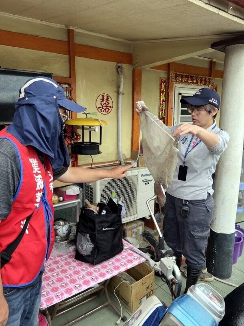 嘉義縣出現今年首例日本腦炎病例，大林鎮從事畜牧業中年男子發燒就醫。圖為衛生局人員至個案活動地周邊豬舍懸掛誘蚊燈。(嘉義縣政府提供/圖：中央社)