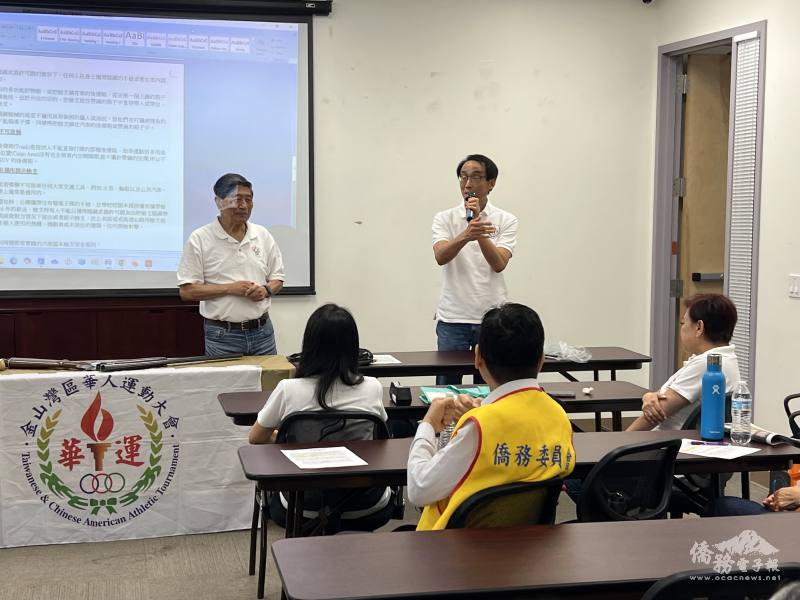 華運會主任委員陳立功(站立者右)與射擊比賽召集人胡質淨(站立者左)合影