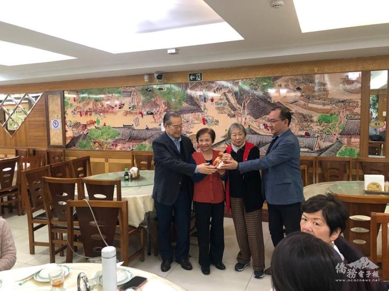 聖保羅文教中心主任尤正才與創會會長劉樹德監交