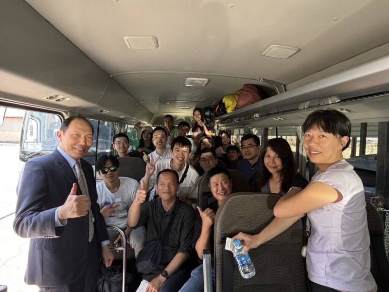 駐約旦代表楊心怡（左1）15日在約旦邊關和離開以色列境內的台灣民眾合影。（外交部提供）