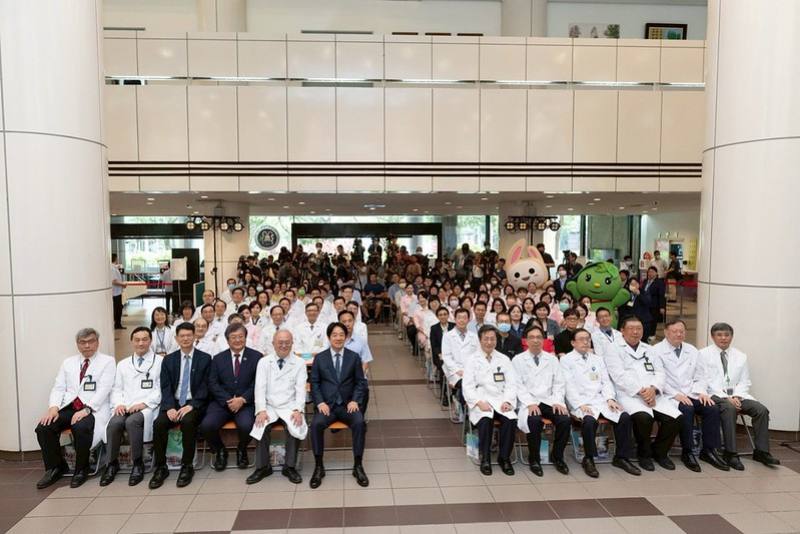 總統和出席人員合影