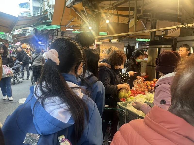 「文學與生活」是108課綱之後才有的多元選修課程，新北市中和高中將課堂搬到菜市場，學生們在買菜、討價還價及索葱要薑下，實際領略庶民日常。（校方提供）