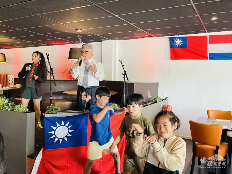 駐荷蘭代表處特任大使田中光以歌聲傳達對南荷鄉親節慶的祝福