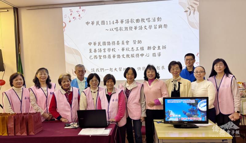 華語歌曲教唱老師賴恩惠（右3）及劉秀美（右4）和工作團隊合影