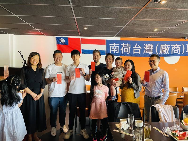 鄉親幸運抽中獎項，會場充滿過節的團聚氣氛